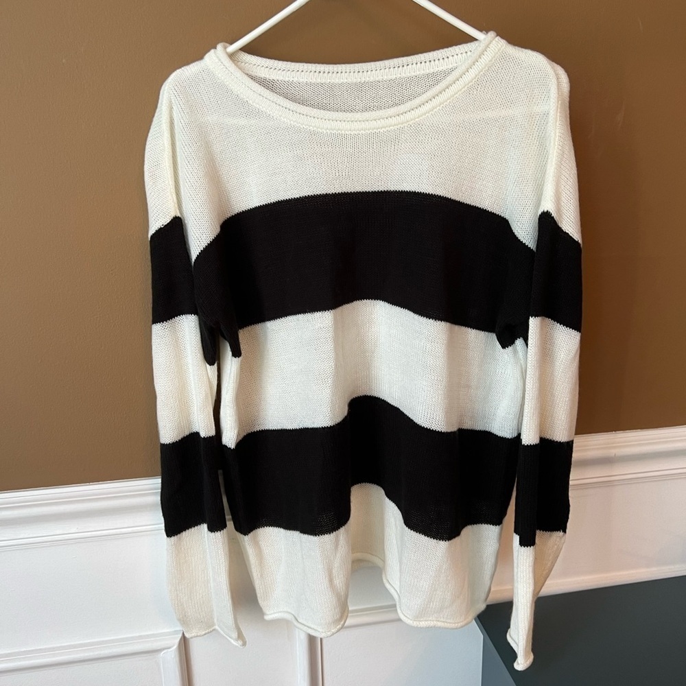 Women’s Striped Black and White Sweater Size Large Lightweight Nautical